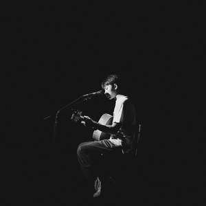 玩两个奶水丰满人妻
