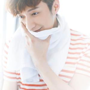 体育生爽擼大雞巴洗澡
